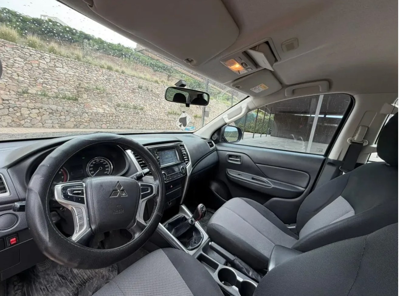 Mitsubishi L200 2.5 DI-D Cabina Doble 4x4 MT foto