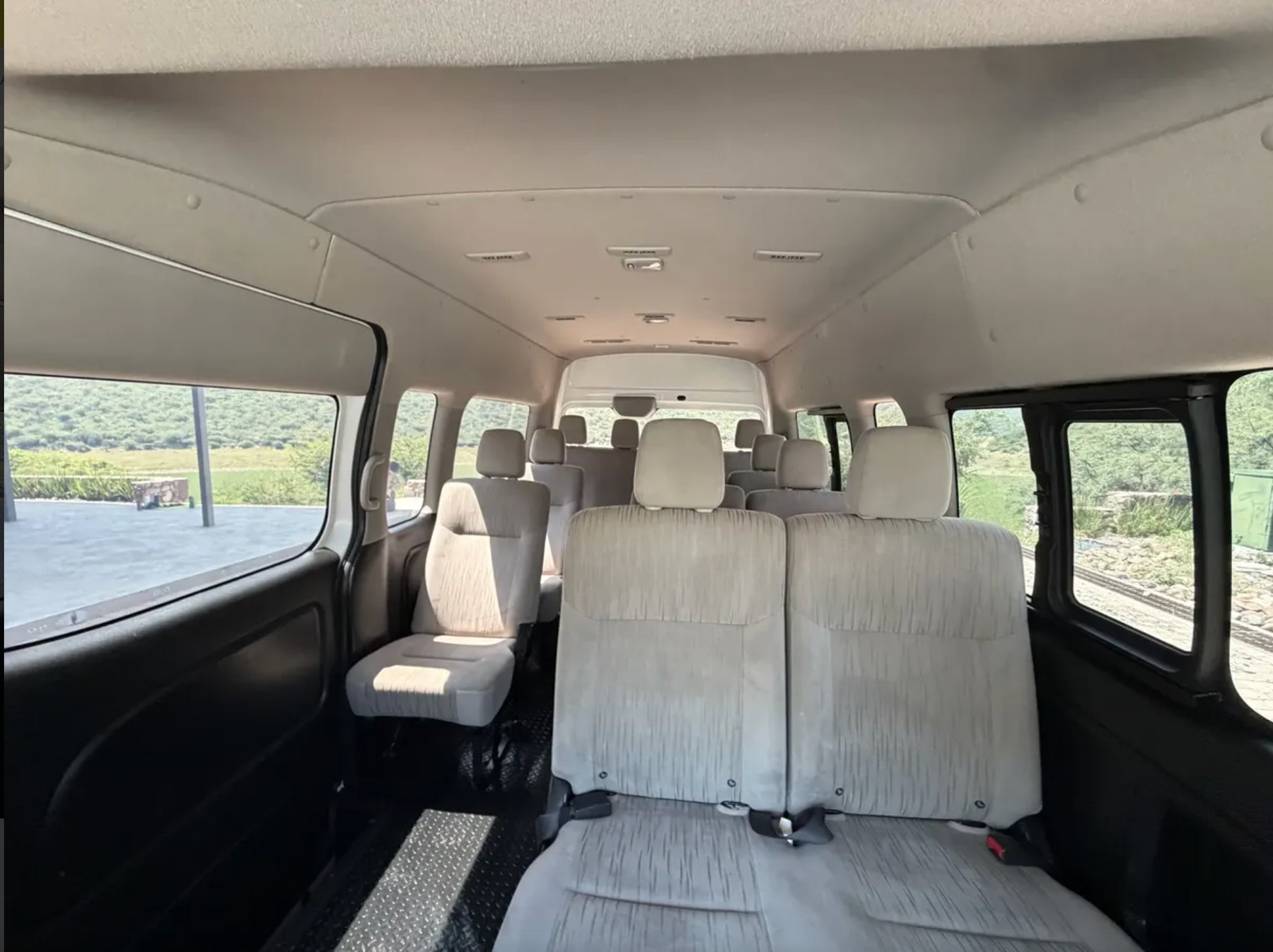Nissan Urvan 2023 2.5 15 Pas Amplia AA MT foto 3